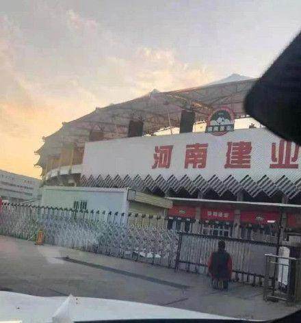 建业球迷下跪抗议更名 胡葆森：养多年不能随你姓