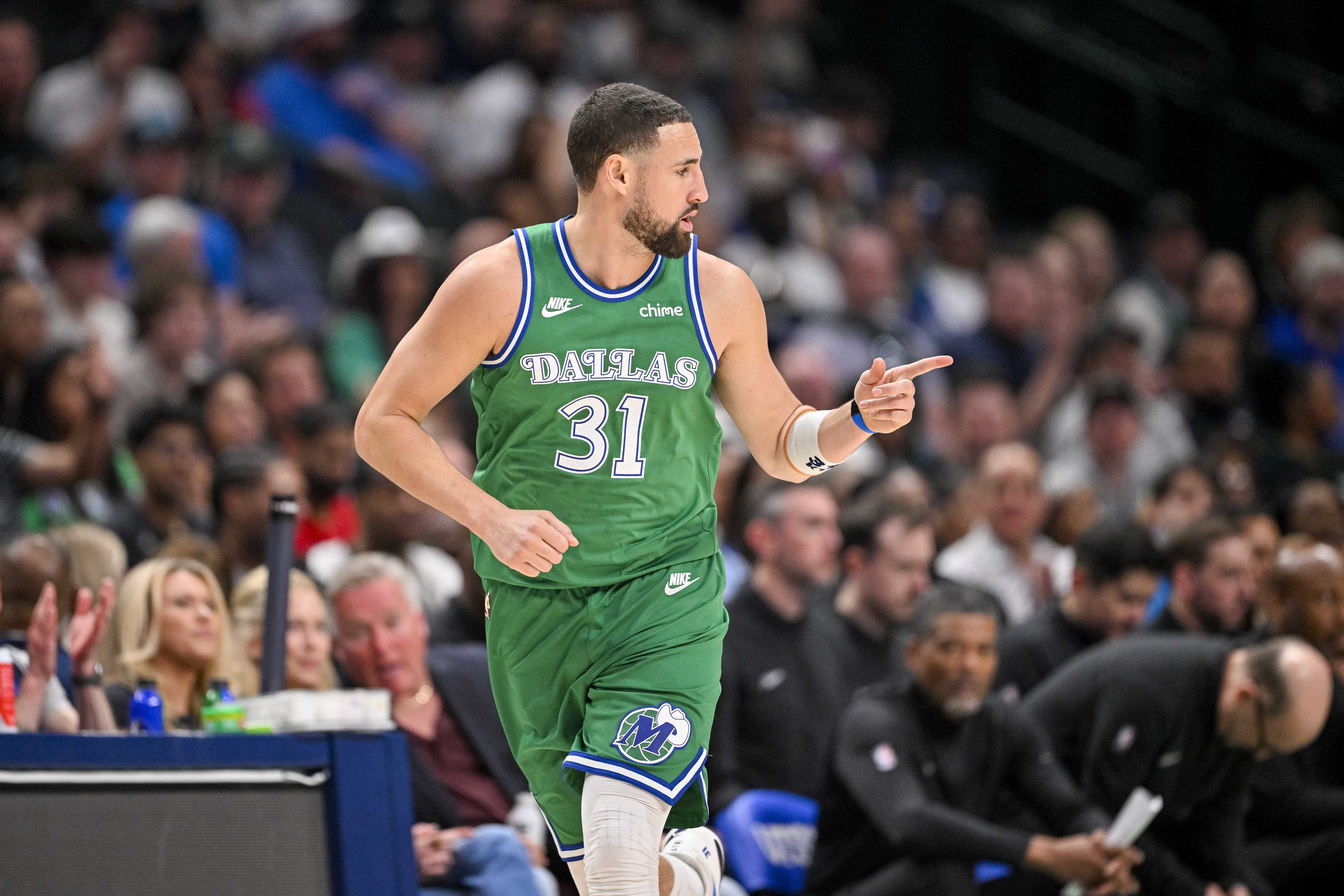 开云体育下载-开场就有发挥！克莱首节5中3&amp;三分4中2 独得8分助队追分